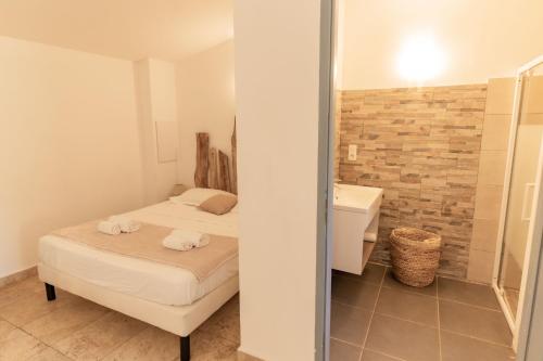 OlmicciaA Machja的一间带床的小卧室和一间浴室