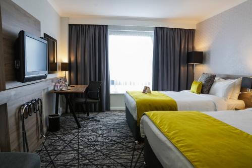 利物浦皇冠假日利物浦市中心酒店的酒店客房设有两张床和一台平面电视。