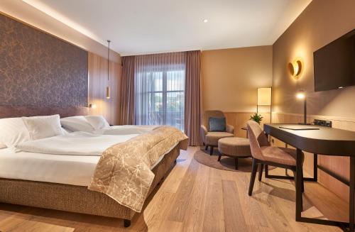 茨维泽尔Hotel zur Waldbahn的配有一张床和一张书桌的酒店客房