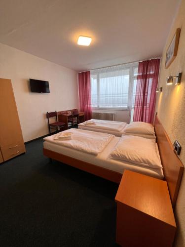 利托梅日采拉贝酒店的酒店客房设有一张大床和一张桌子。