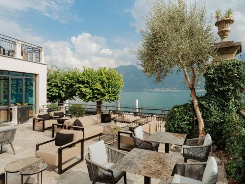 萨拉科马奇纳MUSA Lago di Como的一个带桌椅的庭院,享有水景