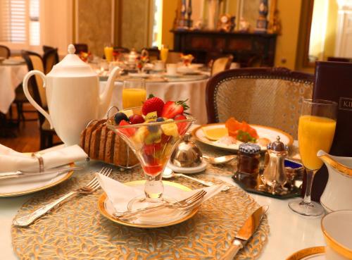 都柏林克尔洛南酒店的一张桌子,上面放着一盘食物和一碗水果