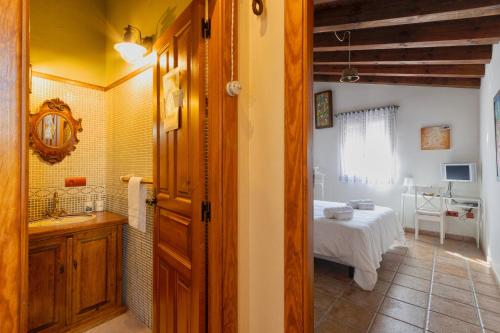 Castellanos de VilliqueraVinarius, Posada Rural的一间带水槽的浴室和一张位于客房内的床