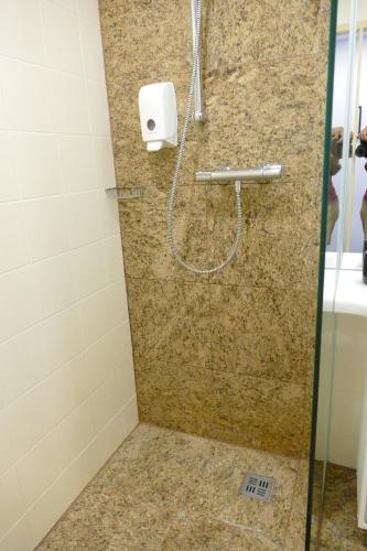 维也纳Comfy Mini Apartments Vienna的浴室内配有淋浴和头顶淋浴