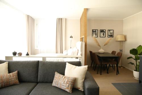 苏黎世Lamira - Serviced Apartments的客厅配有沙发和桌子