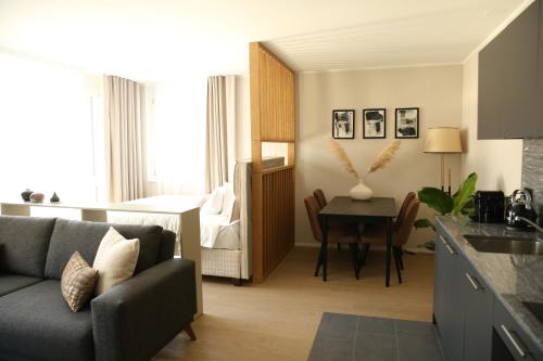 苏黎世Lamira - Serviced Apartments的厨房以及带沙发和桌子的客厅。