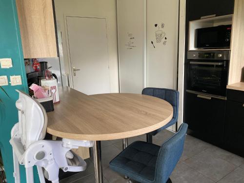 阿纳齐Maison cosy Arnage的厨房配有木桌和椅子