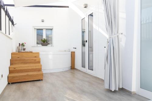 巴勒莫Peonia Boutique Apartments的白色的客房设有浴缸和窗户。