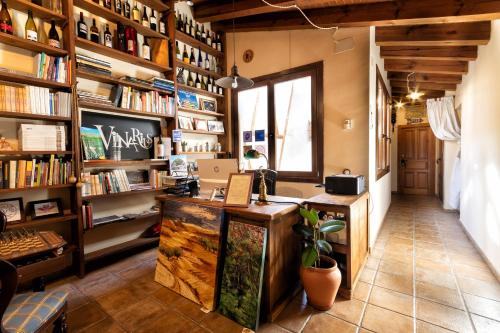 Castellanos de VilliqueraVinarius, Posada Rural的一间设有书桌和书架的客房