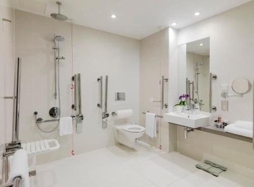 伦敦H11伦敦滑铁卢酒店的带淋浴卫生间和盥洗盆的浴室