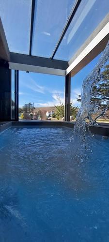 本塔纳山村Casa Cardales的一座房子里一个带喷泉的游泳池