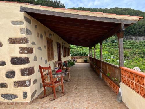 阿古洛Casa Rural Quilla的木屋顶房子的门廊
