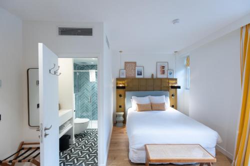尼斯Maison Durante的一间卧室设有一张床和一间浴室。