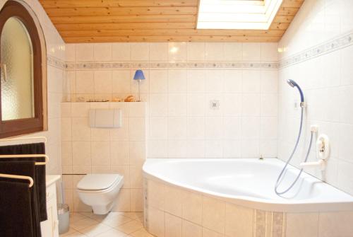 旧明斯特Apartment Hufnagl的白色的浴室设有浴缸和卫生间。