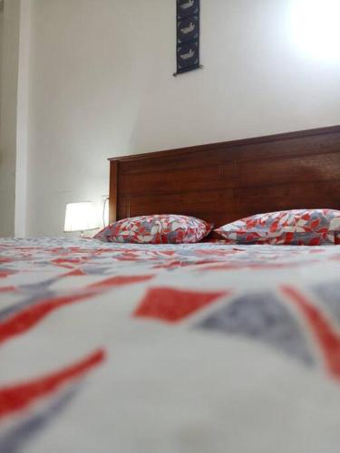 马特勒Relaxing apartment l Revenla garden l的一张带红白毯子和枕头的床