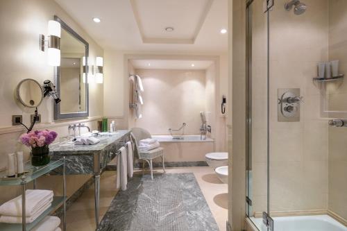 布鲁塞尔阿米戈罗科富酒店的一间带水槽、淋浴和卫生间的浴室