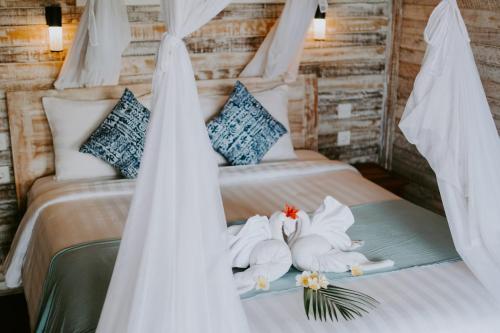 蓝梦岛Lanussa Hill Villa的卧室配有2条毛巾。