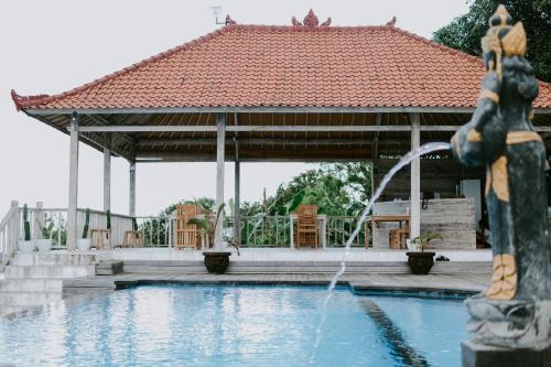 蓝梦岛Lanussa Hill Villa的一个带凉亭和喷泉的游泳池