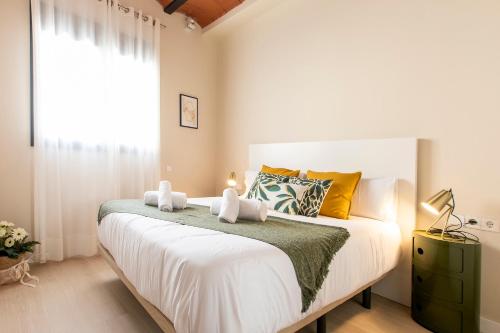略夫雷加特河畔奥斯皮塔莱特Barcelona Touch Apartments的卧室配有一张大白色床和窗户