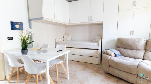 帕劳Vento Mare Apartments的一个带桌子和沙发的小客厅