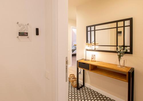 略夫雷加特河畔奥斯皮塔莱特Barcelona Touch Apartments的浴室设有梳妆台和墙上的镜子