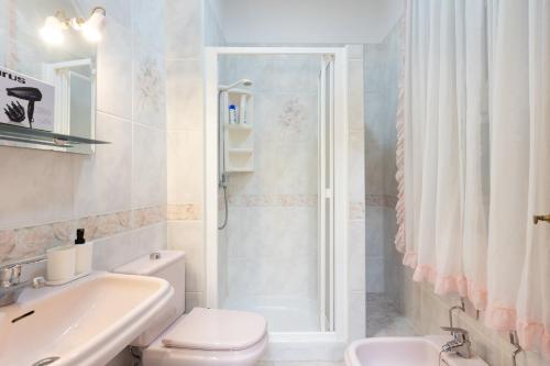 圭马尔港Home2Book Charming Apartment Puertito de Güímar的带淋浴、卫生间和盥洗盆的浴室