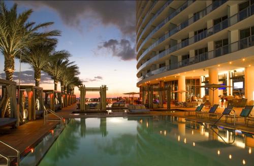 好莱坞Modern Beachfront Condo with Stunning Ocean View的大楼前设有游泳池的酒店