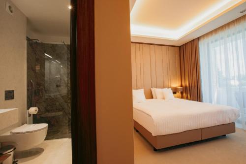 蒂米什瓦拉Hotel Stein Collection的一间卧室配有一张床,浴室设有淋浴。