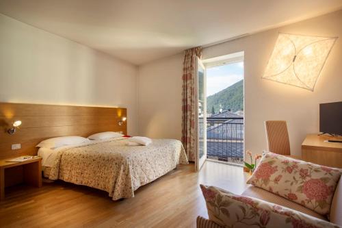 莱维科特尔梅罗曼达酒店的酒店客房设有一张床和一个大窗户