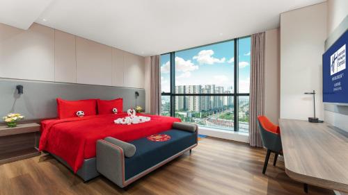 成都成都郫都智选假日酒店的一间卧室设有红色的床和大窗户