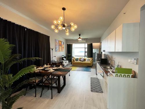哥打京那巴鲁Mango House3-LuxurySweet I Biggest unit I infinity pool I Wifi-JQ的厨房以及带用餐室的起居室。