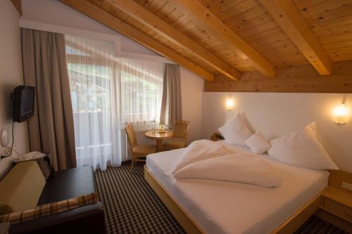 萨尔巴赫特雷斯特格尔酒店的酒店客房设有床和窗户。