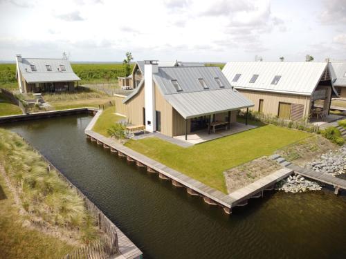 托伦Waterrijk Oesterdam Resort Villas的水面上房子的空中景观