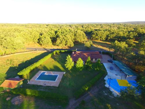 坎德莱达EL LLANO的享有带游泳池的大型庄园的顶部景色