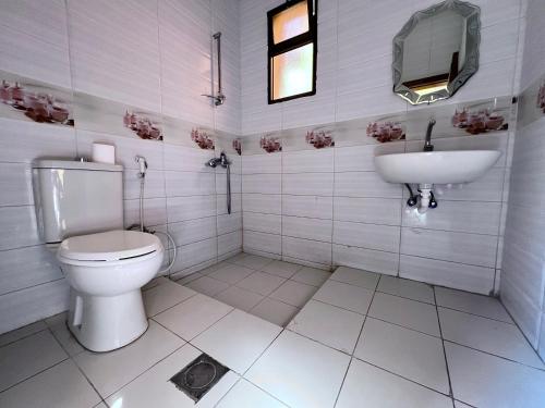 亚喀巴Bedouin Garden Village, hotel Dive的白色的浴室设有卫生间和水槽。