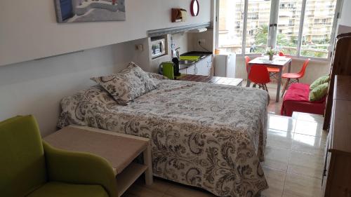 拉皮内达Promar的一间卧室配有一张床和一把椅子,一间厨房