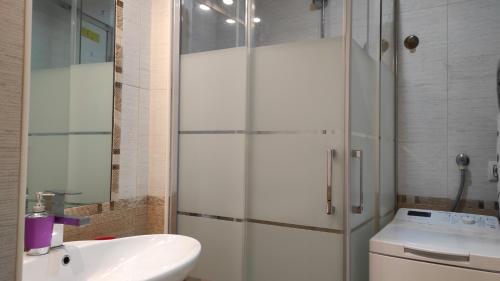 拉皮内达Promar的带淋浴、盥洗盆和卫生间的浴室