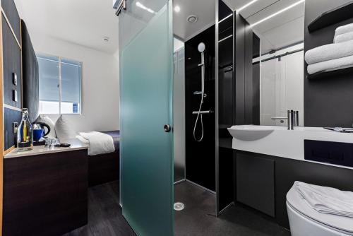 伦敦The Z Hotel Trafalgar的带淋浴、盥洗盆和卫生间的浴室