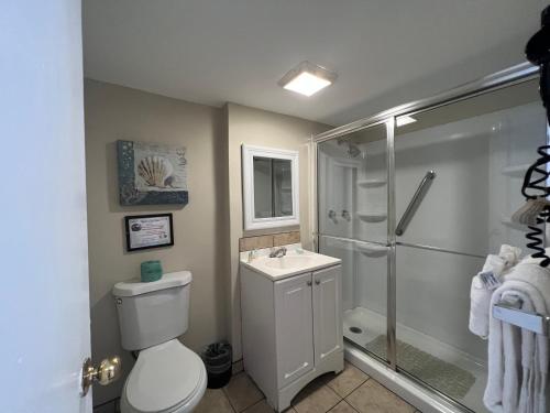 基韦斯特贝壳汽车旅馆及国际旅舍的带淋浴、卫生间和盥洗盆的浴室