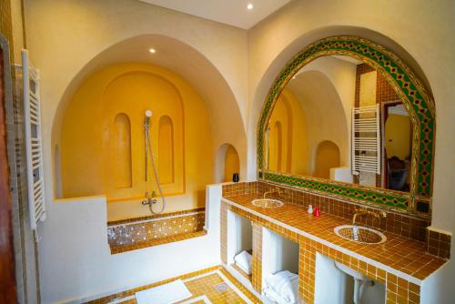 IgdouraneKasbah Hnini的浴室设有2个水槽和2面镜子