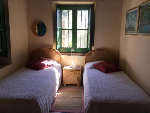 斯塔莱蒂Cottage Torre Elena - Staletti的带窗户的客房内设有两张单人床。