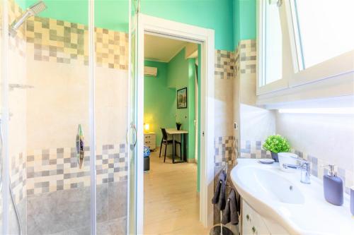 罗马Hostly - Art & Color Rome Midtown - 3BR 2BA的带淋浴和白色盥洗盆的浴室