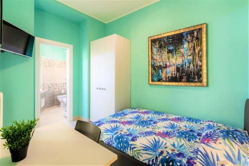 罗马Hostly - Art & Color Rome Midtown - 3BR 2BA的卧室配有一张床,墙上挂有绘画作品
