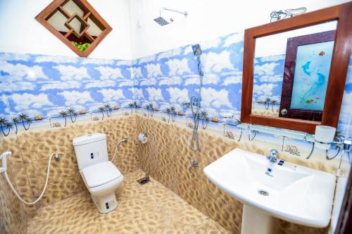 波隆纳鲁沃Heritage villa polonnaruwa的一间带卫生间和水槽的浴室