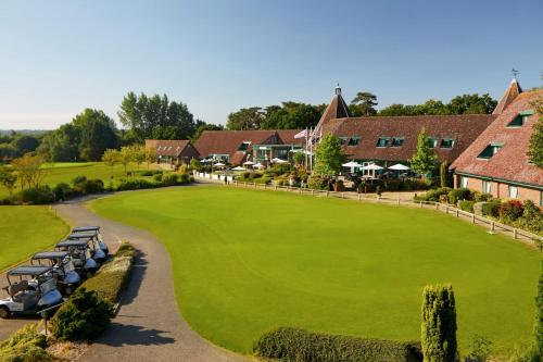 伍德布里奇Ufford Park Resort的享有度假村高尔夫球场的景色