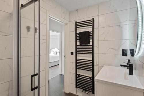 维勒布鲁克Lappertemento的一间带水槽和镜子的浴室