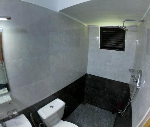 马特勒Blue Waves Madiha的浴室配有白色卫生间和淋浴。