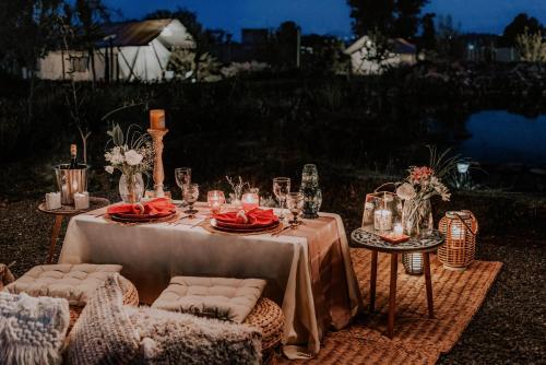 特基斯基亚潘Salterra Glamping的一张桌子,用来举办婚礼,放着蜡烛和鲜花