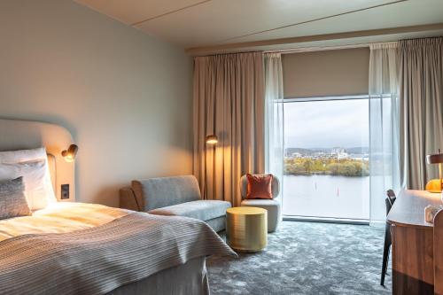 哥德堡Clarion Hotel The Pier的酒店客房设有一张床和一个大窗户