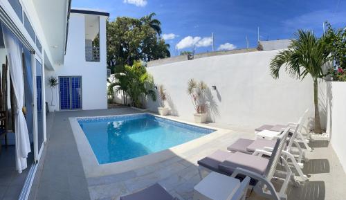 圣斐利-银港Gaia Residence Deluxe的一个带椅子的庭院和房子的游泳池